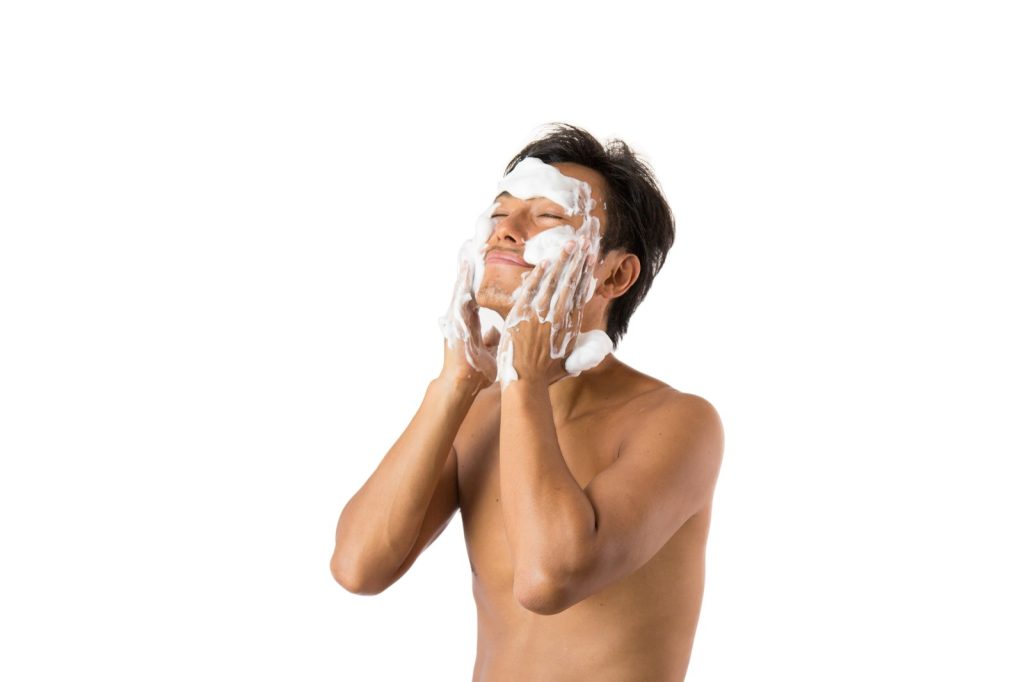 顔を洗う男性