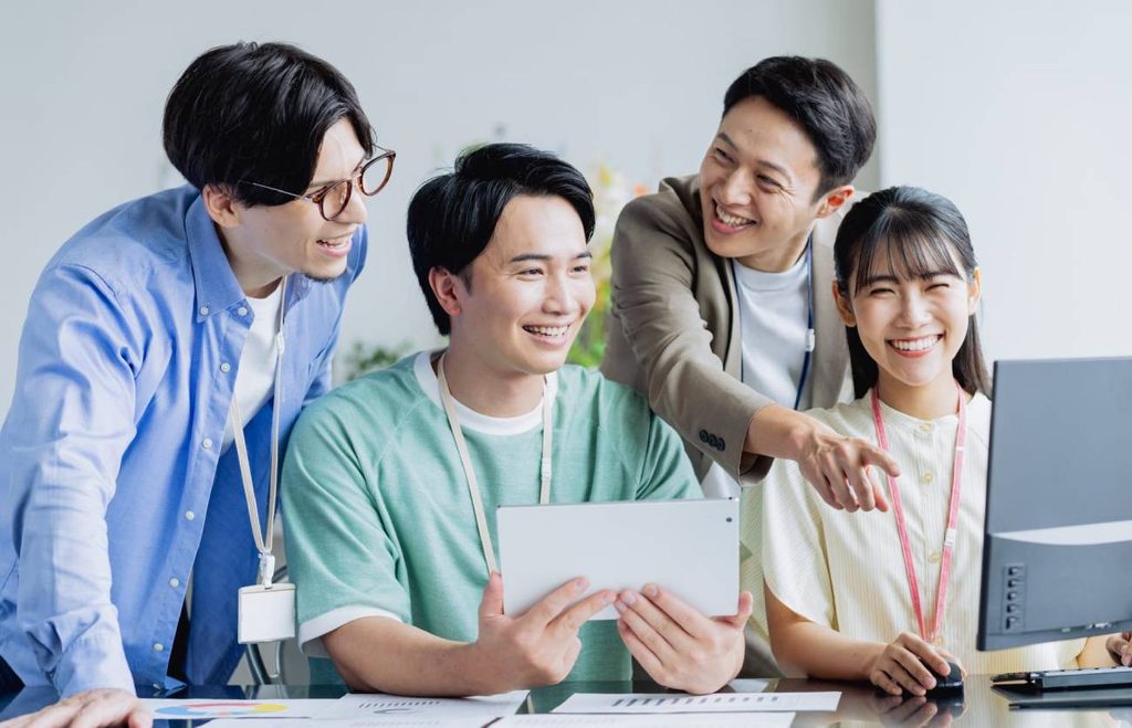 活き活きと話す若者たちがいる。